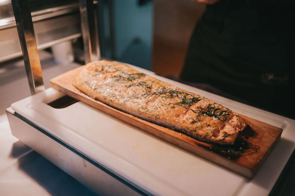 Flammlachs auf dem Holzbrett – frisch zubereitet für ein Catering-Event