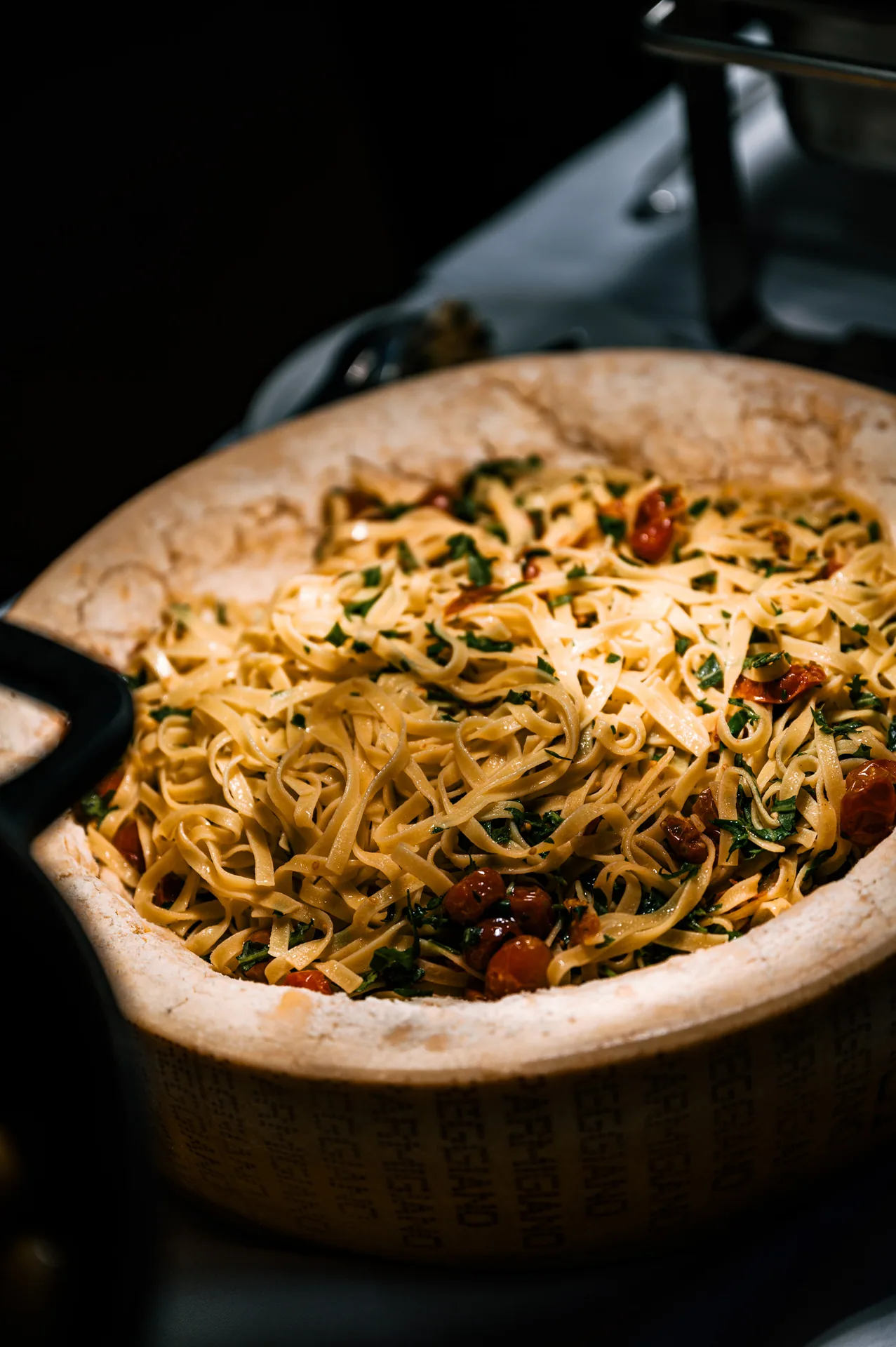Pasta im Parmesanlaib – frisch am Tisch angerichtet