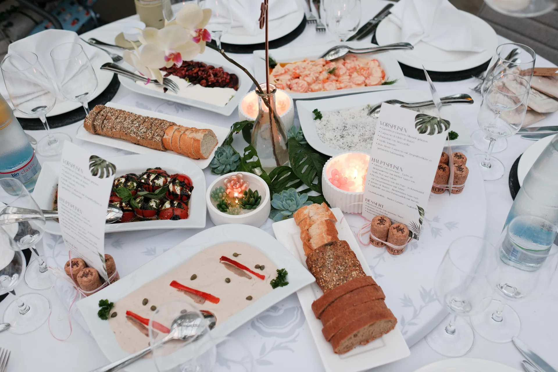 Tischkarussell mit Speisen für ein Catering-Event